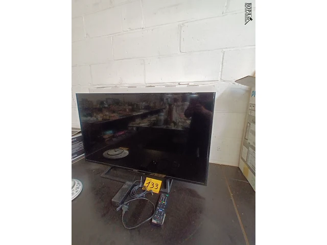 Lot 133 - sony led tv 101 cm - afbeelding 1 van  4