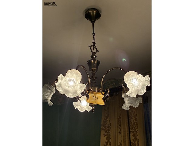 Lot 134 - luchter in koper met glazen kapjes - afbeelding 2 van  4