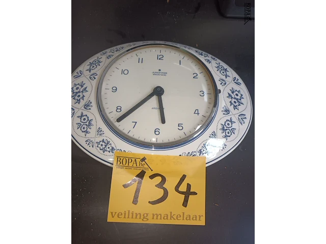 Lot 134 - porseleinen klok junghans - afbeelding 1 van  3