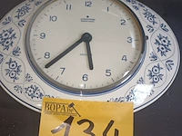 Lot 134 - porseleinen klok junghans - afbeelding 1 van  3