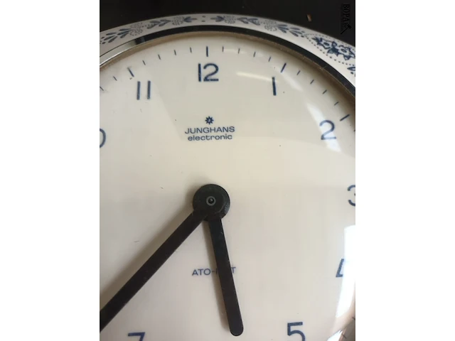 Lot 134 - porseleinen klok junghans - afbeelding 2 van  3