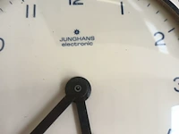 Lot 134 - porseleinen klok junghans - afbeelding 2 van  3