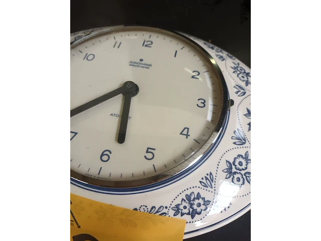Lot 134 - porseleinen klok junghans - afbeelding 3 van  3
