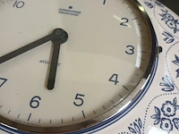 Lot 134 - porseleinen klok junghans - afbeelding 3 van  3
