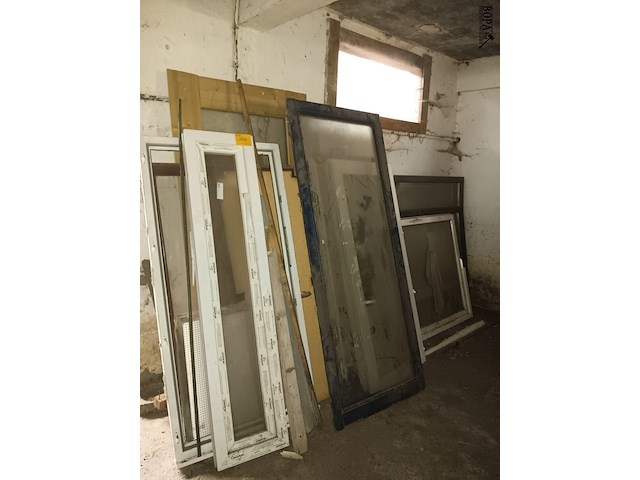 Lot 134 - ramen en deuren - afbeelding 1 van  2