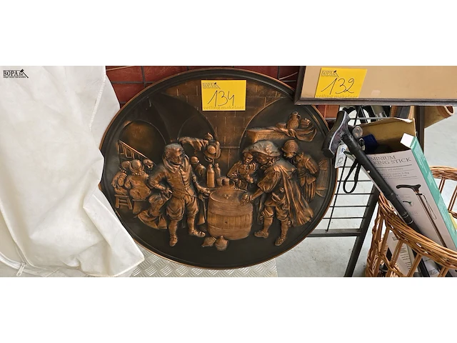 Lot 134 - ronde koperen plaat met scene in relief diameter 70 cm - afbeelding 1 van  2