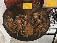 Lot 134 - ronde koperen plaat met scene in relief diameter 70 cm - afbeelding 1 van  2