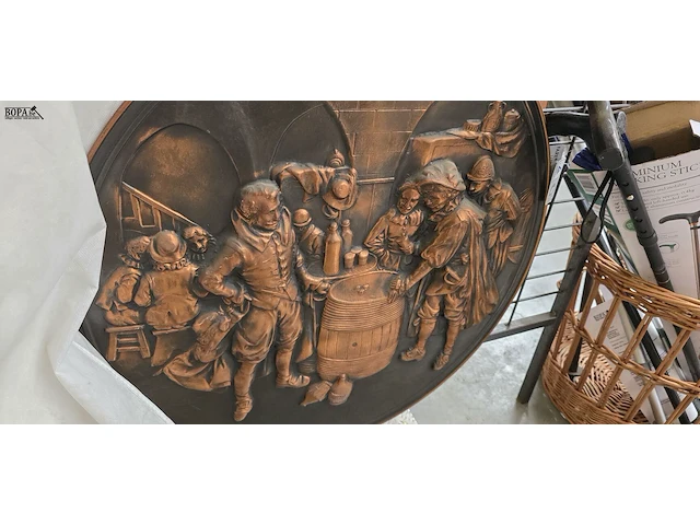 Lot 134 - ronde koperen plaat met scene in relief diameter 70 cm - afbeelding 2 van  2