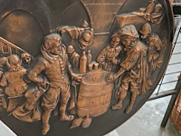 Lot 134 - ronde koperen plaat met scene in relief diameter 70 cm - afbeelding 2 van  2