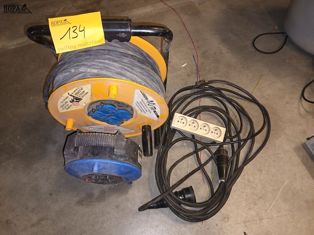 Lot 134 - verlengkabels. 4 stuks - afbeelding 1 van  2