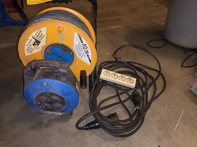 Lot 134 - verlengkabels. 4 stuks - afbeelding 2 van  2