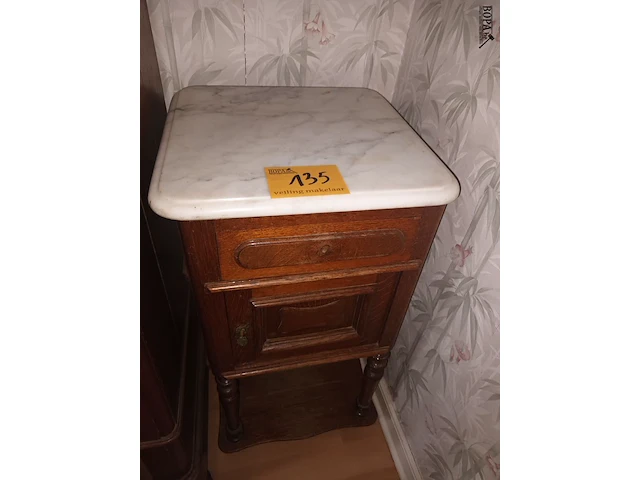 Lot 135 - bijzet kastje - afbeelding 1 van  3