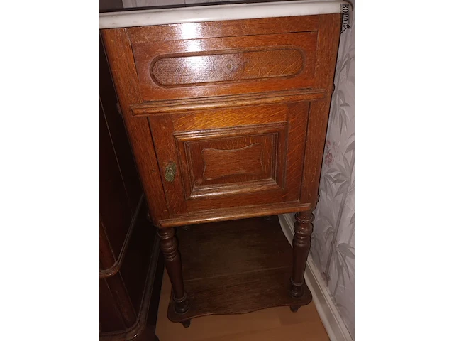Lot 135 - bijzet kastje - afbeelding 2 van  3