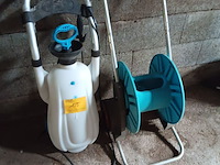 Lot 135 - druksproeier en haspel - afbeelding 1 van  1