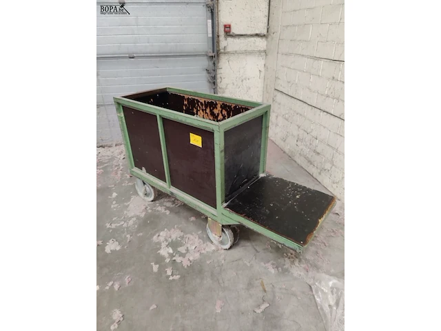 Lot 135 - metalen transportkar met legbank - afbeelding 1 van  3