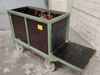 Lot 135 - metalen transportkar met legbank - afbeelding 1 van  3