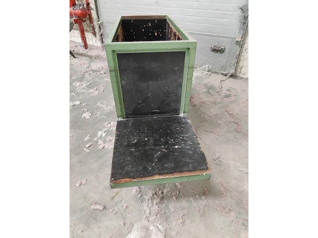 Lot 135 - metalen transportkar met legbank - afbeelding 3 van  3