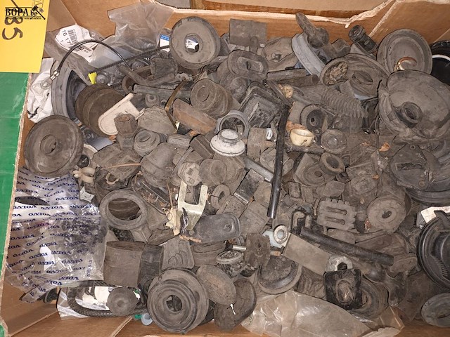 Lot 135 - rubbers en banden - afbeelding 2 van  3