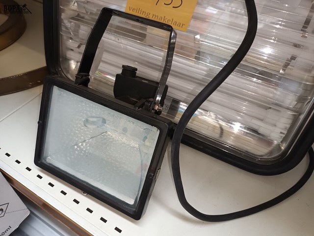 Lot 135 - verstraler. 2 stuks - afbeelding 2 van  3