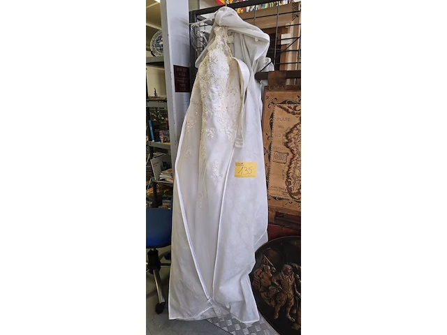 Lot 135 - vintage trouwjurk met hoes en bh - afbeelding 1 van  4