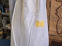Lot 135 - vintage trouwjurk met hoes en bh - afbeelding 1 van  4
