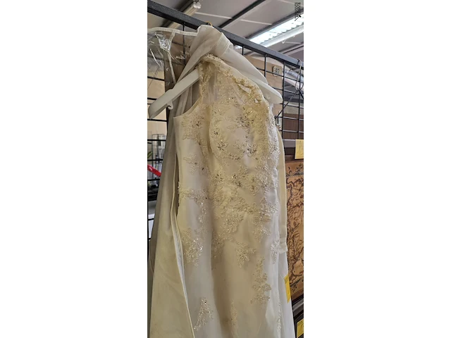 Lot 135 - vintage trouwjurk met hoes en bh - afbeelding 2 van  4