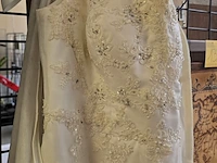 Lot 135 - vintage trouwjurk met hoes en bh - afbeelding 2 van  4