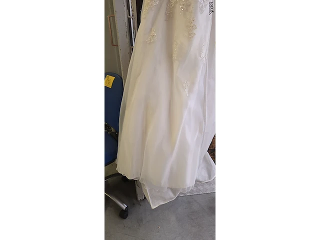 Lot 135 - vintage trouwjurk met hoes en bh - afbeelding 3 van  4