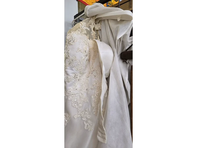 Lot 135 - vintage trouwjurk met hoes en bh - afbeelding 4 van  4