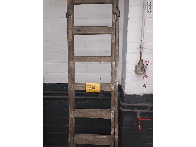 Lot 136 - houten ladder - afbeelding 1 van  3