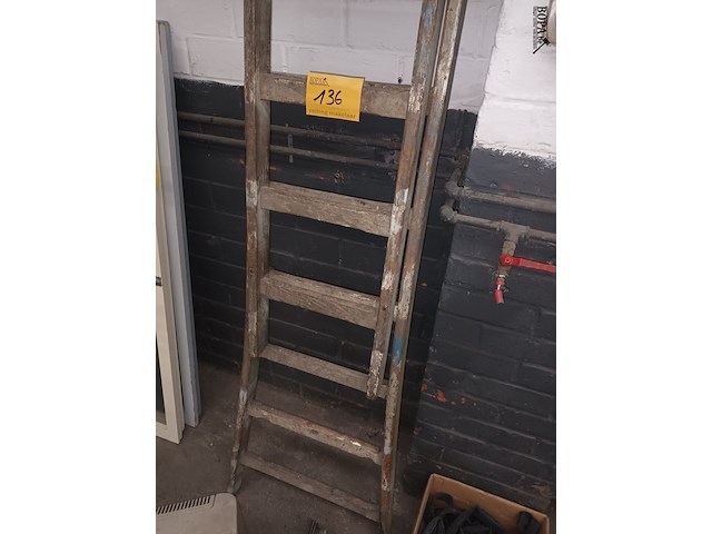 Lot 136 - houten ladder - afbeelding 2 van  3