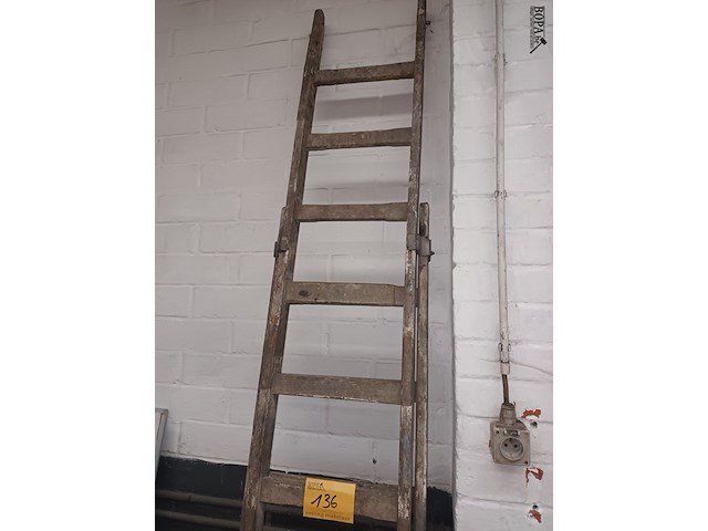 Lot 136 - houten ladder - afbeelding 3 van  3
