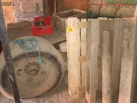 Lot 136 - kar en palletten - afbeelding 2 van  4