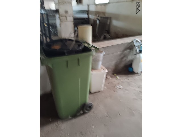 Lot 136 - lot vuilnisbakken - afbeelding 1 van  2