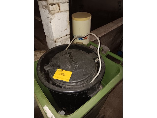 Lot 136 - lot vuilnisbakken - afbeelding 2 van  2