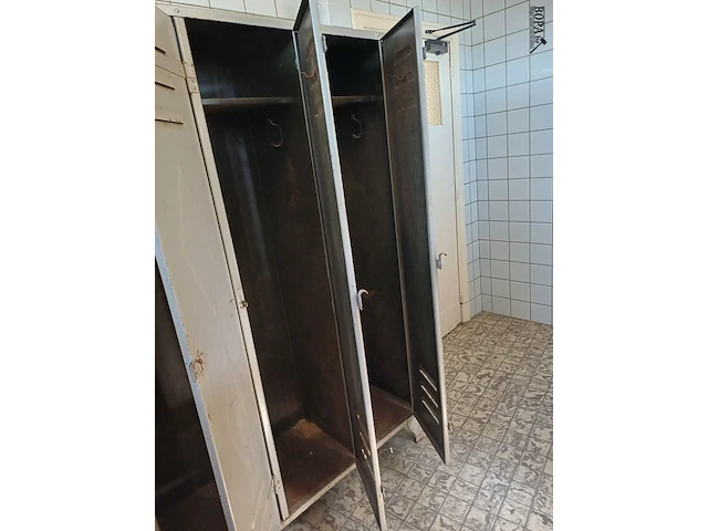 Lot 136 - metalen lockerkast - afbeelding 2 van  4