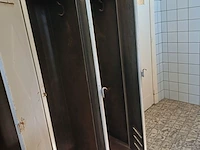 Lot 136 - metalen lockerkast - afbeelding 2 van  4