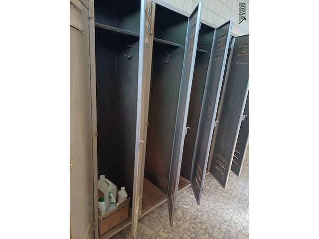 Lot 136 - metalen lockerkast - afbeelding 3 van  4