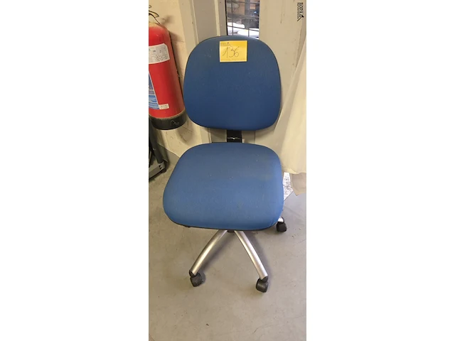 Lot 136 - nieuwe bureau stoel in blauwe stof - afbeelding 1 van  3
