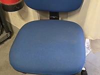 Lot 136 - nieuwe bureau stoel in blauwe stof - afbeelding 1 van  3