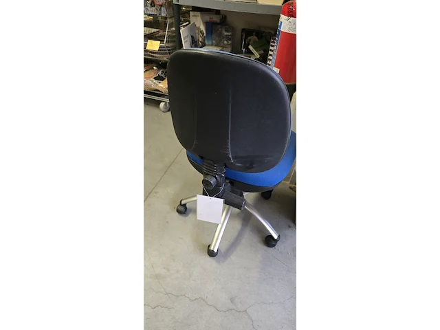 Lot 136 - nieuwe bureau stoel in blauwe stof - afbeelding 2 van  3