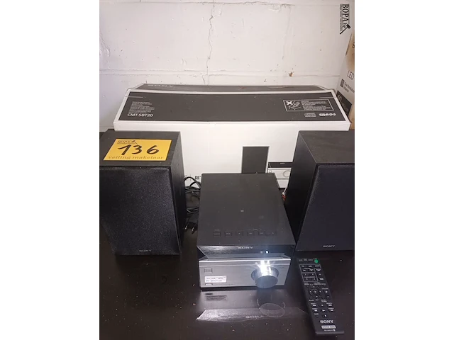 Lot 136 - radio sony - afbeelding 1 van  5