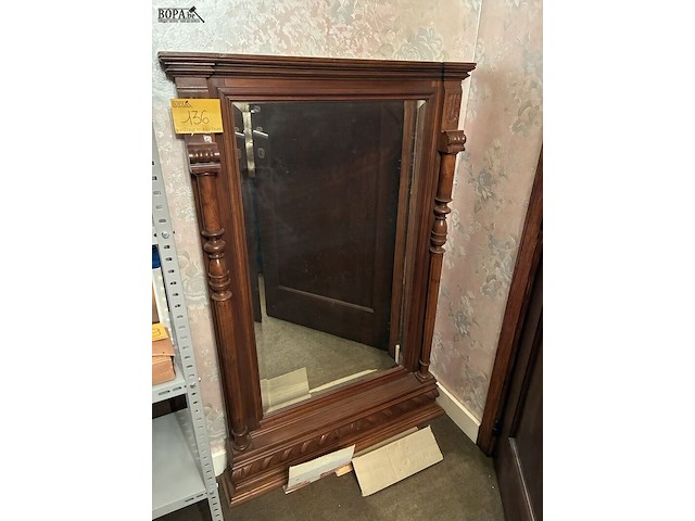 Lot 136 - spiegel in houten omlijsting - afbeelding 1 van  3