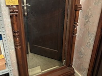 Lot 136 - spiegel in houten omlijsting - afbeelding 1 van  3