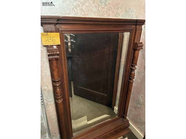 Lot 136 - spiegel in houten omlijsting - afbeelding 2 van  3