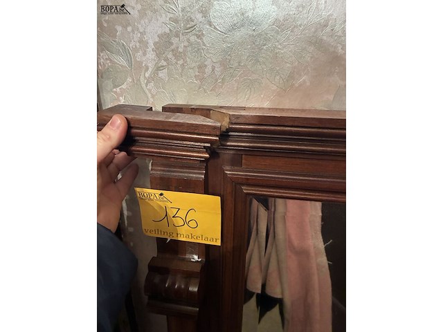 Lot 136 - spiegel in houten omlijsting - afbeelding 3 van  3