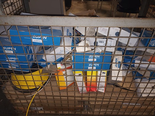 Lot 136 - stapelkooi met inhoud. 4 stuks - afbeelding 5 van  6