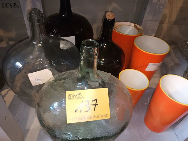 Lot 137 - grote flessen en vazen. 10 stuks - afbeelding 1 van  5
