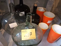 Lot 137 - grote flessen en vazen. 10 stuks - afbeelding 1 van  5