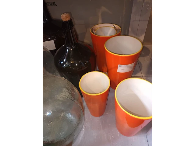 Lot 137 - grote flessen en vazen. 10 stuks - afbeelding 2 van  5